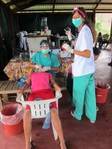 Sara Cobos durante una consulta en Nicaragua. ®Clínica Dental Cobos.